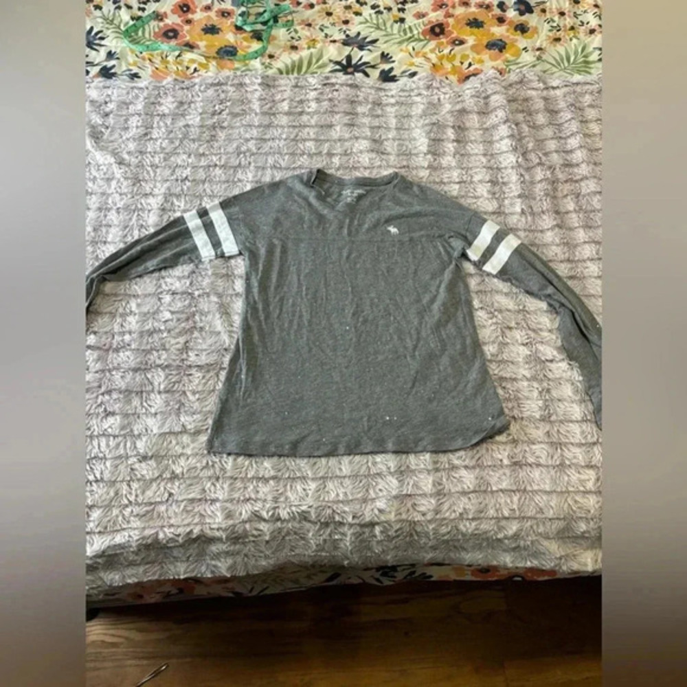 Abercrombie Kids sparkley gray long sleeve shirt size 13/14 great condition